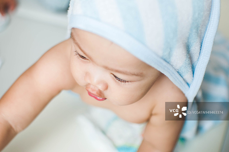 婴儿的自然肖像图片素材