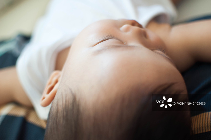 婴儿的自然肖像图片素材