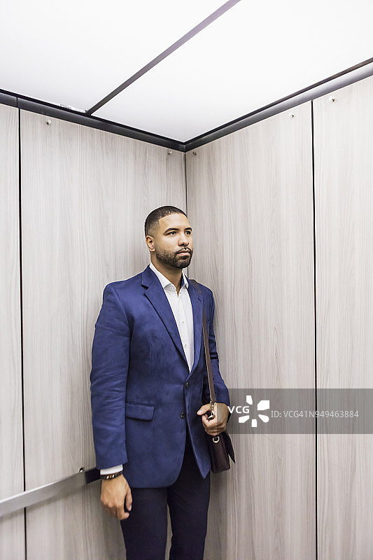 乘坐电梯的男商人图片素材