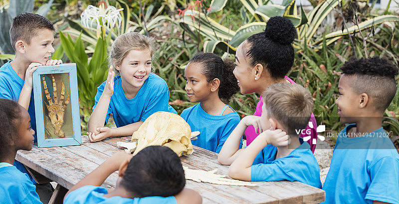 孩子们和老师一起上动物骨骼科学课图片素材