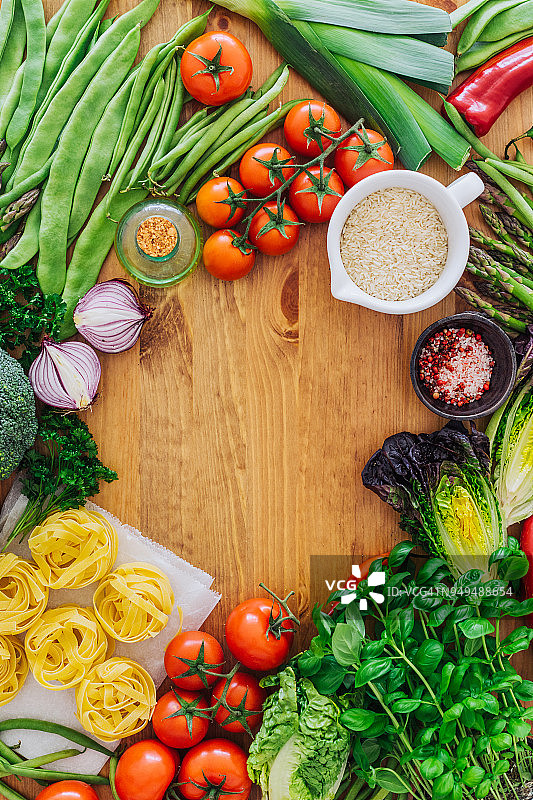 木质背景上的新鲜有机蔬菜图片素材