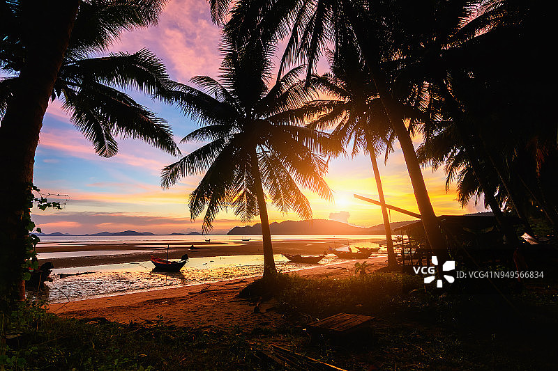 泰国涛岛热带海滩日落，椰子树和船只图片素材