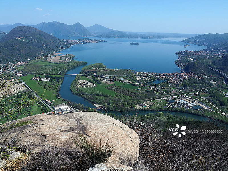 从蒙托法诺山看到的马焦雷湖和托切河图片素材
