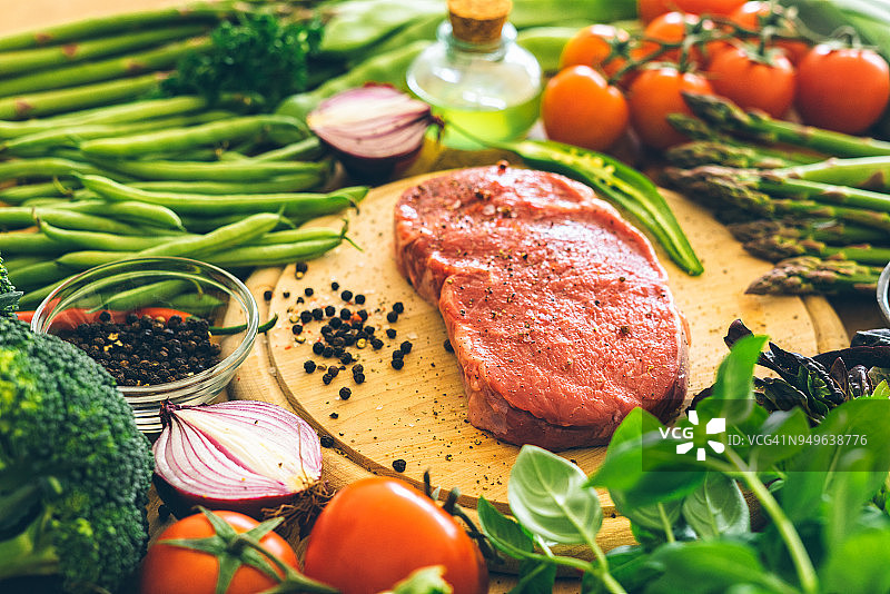 带蔬菜的生肋眼牛排图片素材