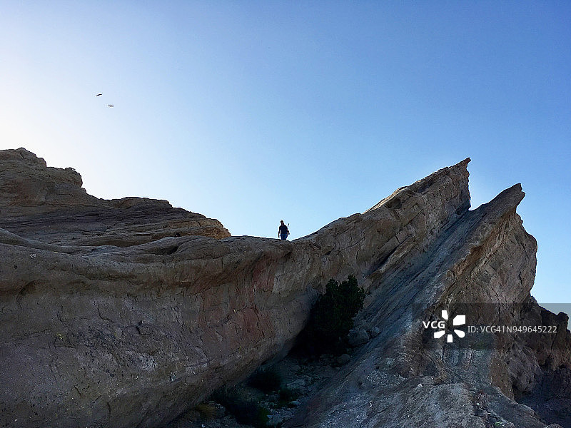 瓦斯奎兹巨岩上的登山者剪影图片素材