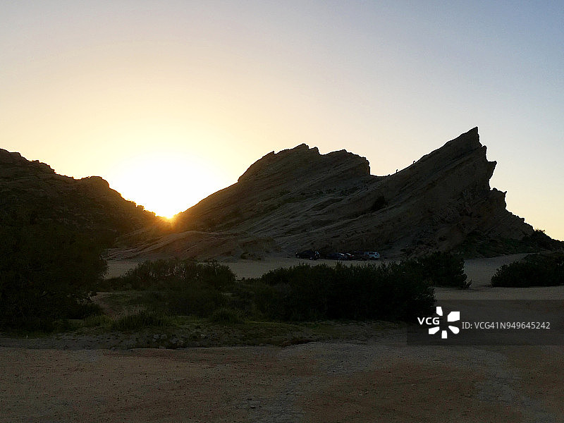 日落时分瓦斯奎兹岩石上的攀岩者图片素材