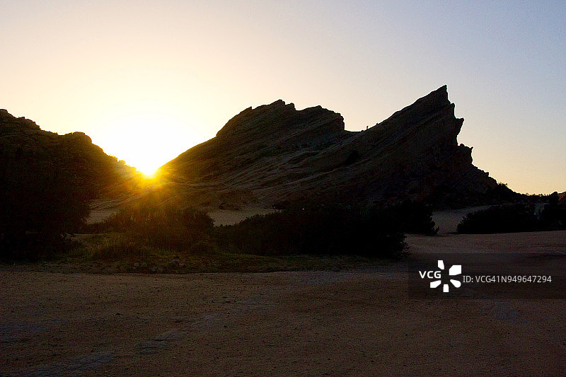 日落时分瓦斯奎兹岩石上的攀岩者图片素材