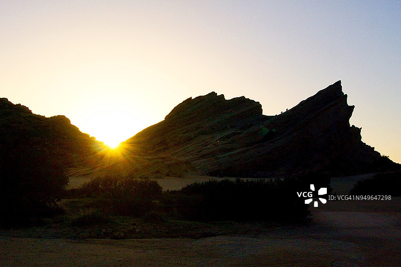 日落时分瓦斯奎兹岩石上的攀岩者图片素材
