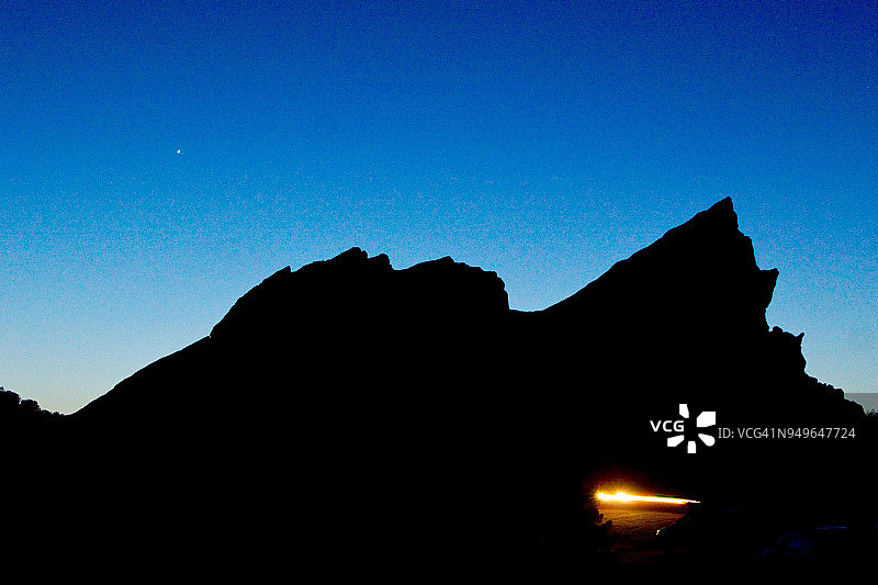 金星在剪影瓦斯克斯岩石后落下图片素材
