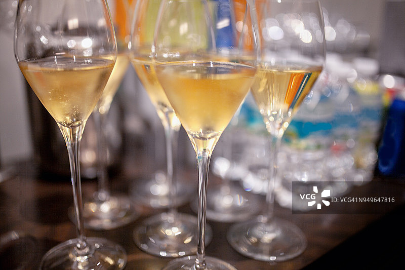 白葡萄酒杯和茶点图片素材