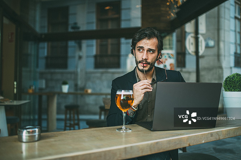 用笔记本电脑工作的年轻人图片素材