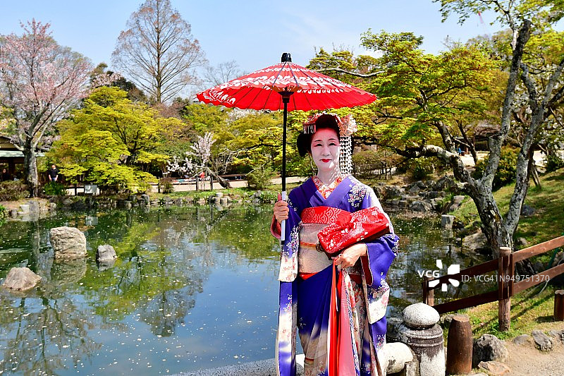 身着舞妓服饰发型的日系女子在京都享受春天图片素材