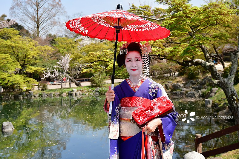 身着舞妓服饰发型的日系女子在京都享受春天图片素材