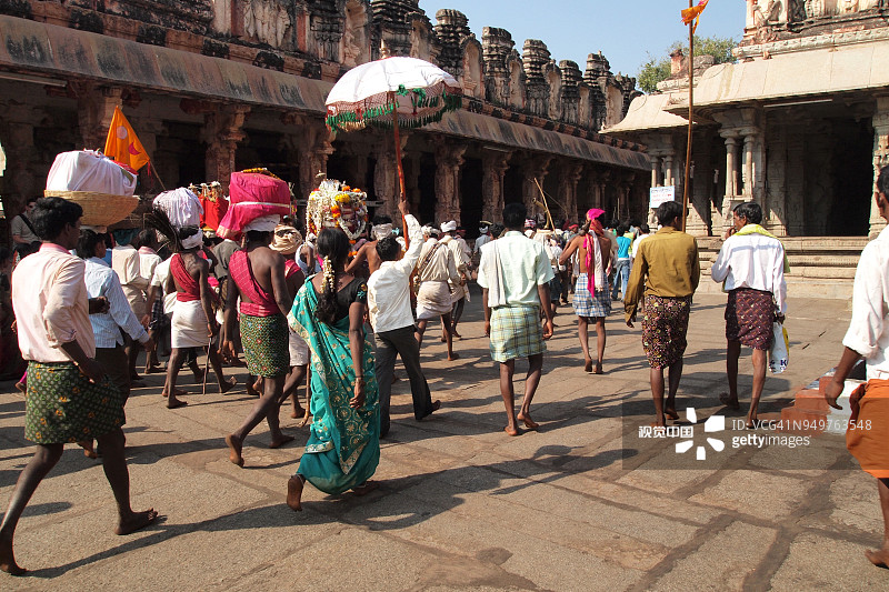 印度卡纳塔克邦亨比的多彩印度教宗教游行图片素材