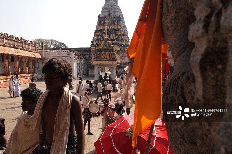 印度卡纳塔克邦亨比市维鲁帕克沙/湿婆神庙盛大的印度教宗教游行图片素材