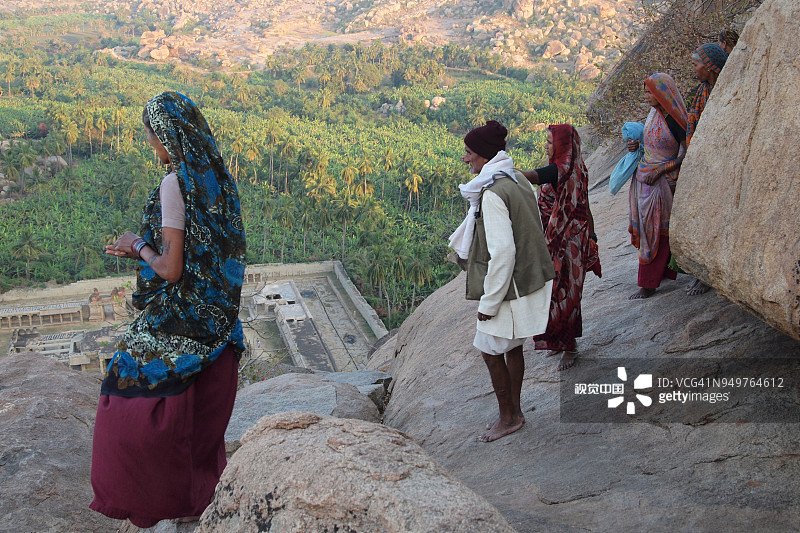 印度汉皮，从玛坦伽山上向东眺望的印地语朝圣者图片素材