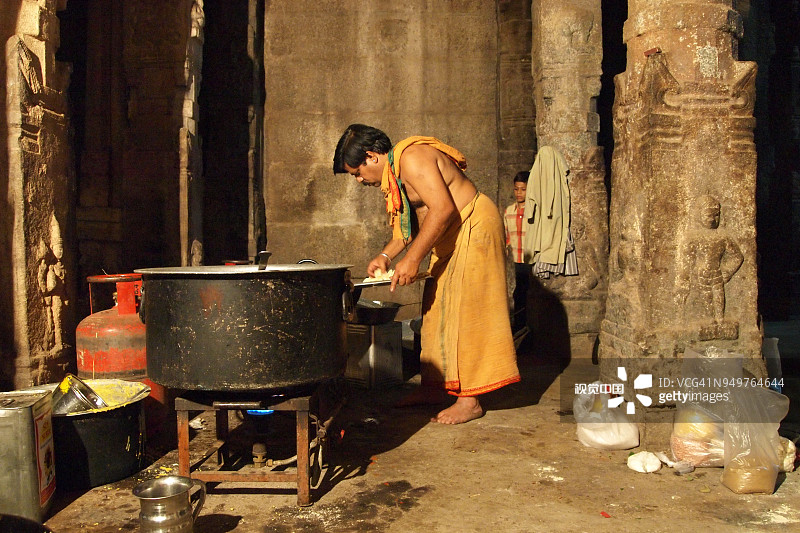 汉皮维鲁巴克沙神庙婆罗门夜间准备图片素材