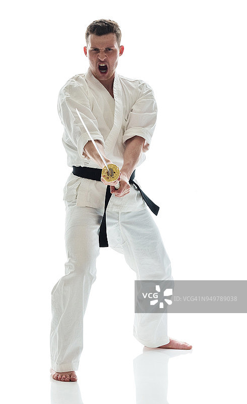 年轻男人练习空手道图片素材