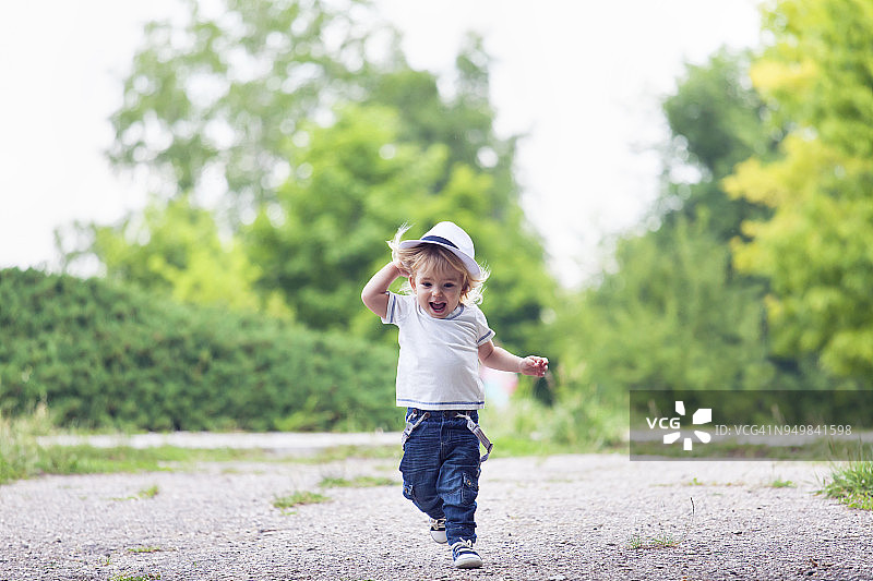 快乐的小男孩奔跑玩耍图片素材