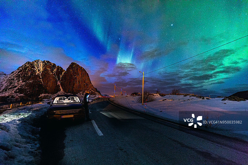 挪威罗弗敦群岛上空的北极光图片素材