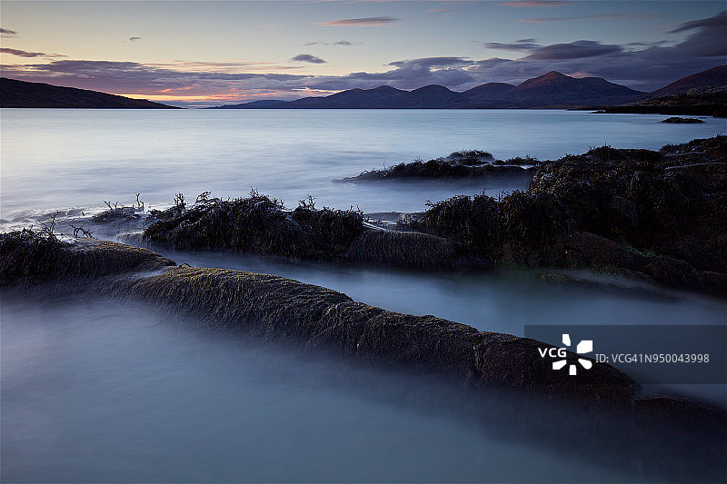 苏格兰哈里斯岛日落海景长曝光图片素材