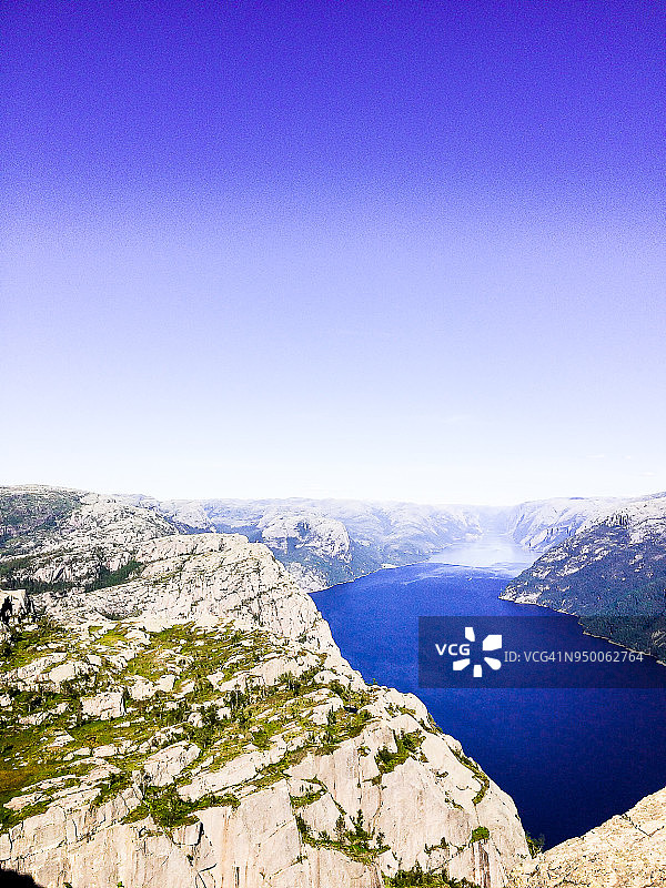 吕瑟峡湾风光：从布道石俯瞰峡湾，挪威西南部吕菲尔克地区的旅游胜地图片素材