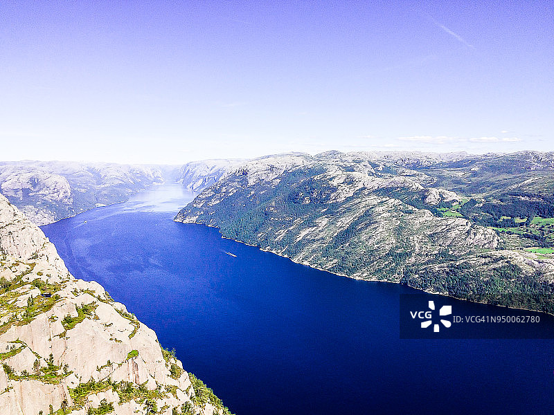 吕瑟峡湾风光：从布道石俯瞰峡湾，挪威西南部吕菲尔克地区的旅游胜地图片素材