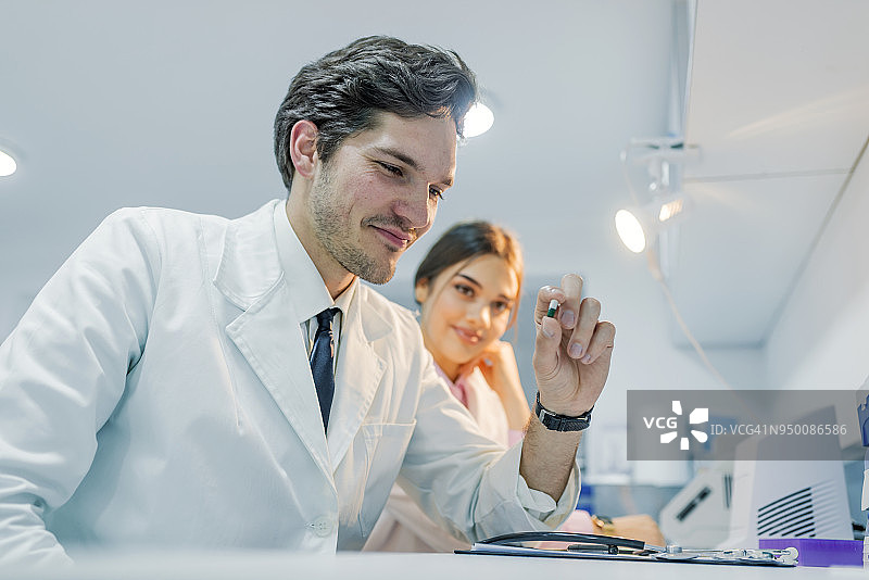 医生手持彩色胶囊药丸照片图片素材