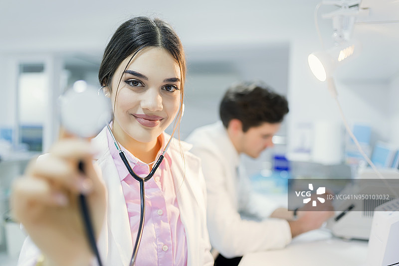 对着镜头微笑的年轻女科学家图片素材