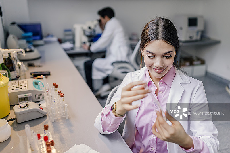 她在进行研究时遵守最严格的规程图片素材