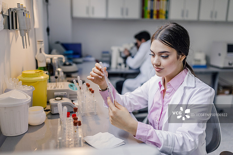 通过医学研究，预防疾病图片素材