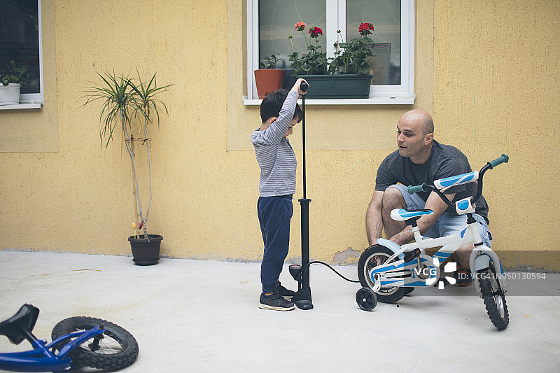 父子在家图片素材