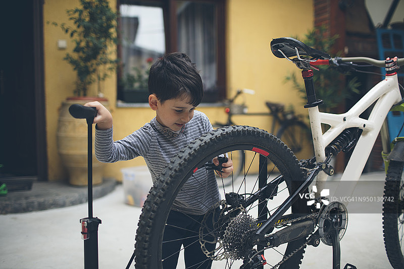 父子在家图片素材