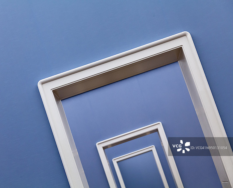 蓝色墙壁上的白色门框图片素材