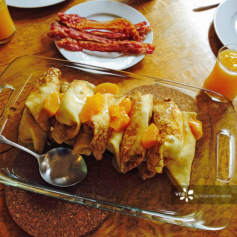 桃子和农家奶酪可丽饼，培根和鲜榨橙汁图片素材