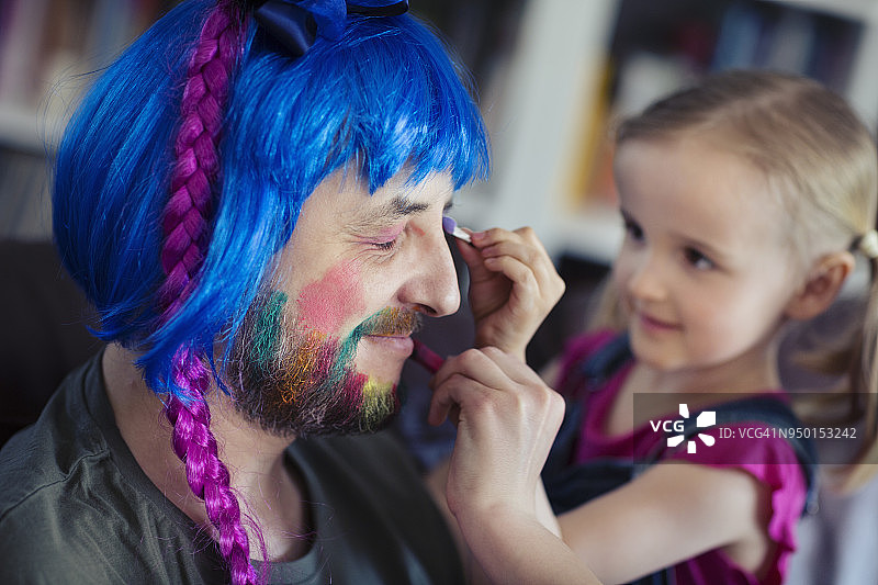 玩得开心，给爸爸化妆戴假发的小女孩（4-5岁）图片素材