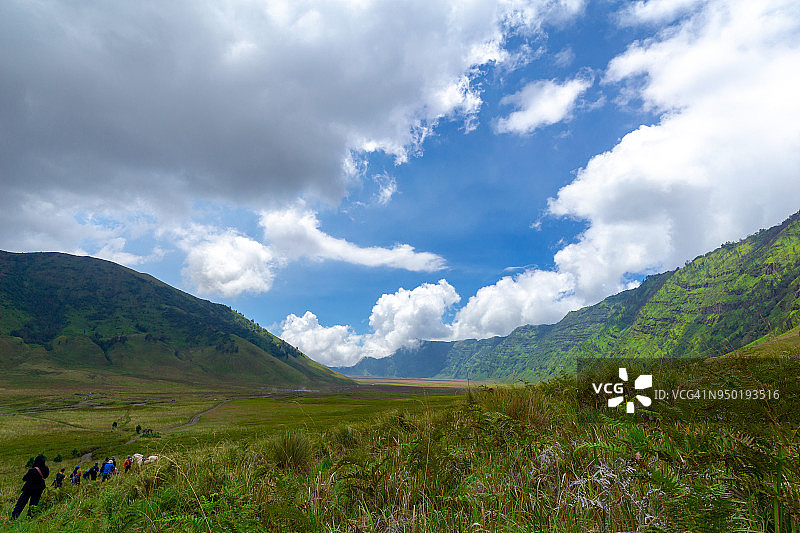 婆罗摩的萨凡纳，一个全年绿色的丘陵地区，人们常称之为天线宝宝山图片素材