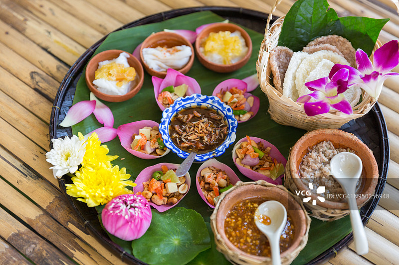 米昂康：美味的荷花瓣小吃，内含各种食材图片素材