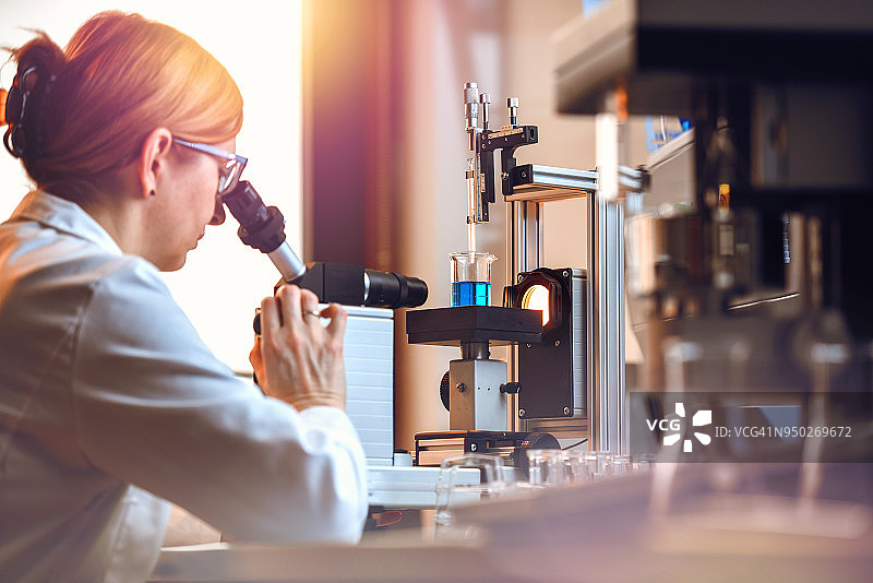 在实验室工作的女科学家图片素材