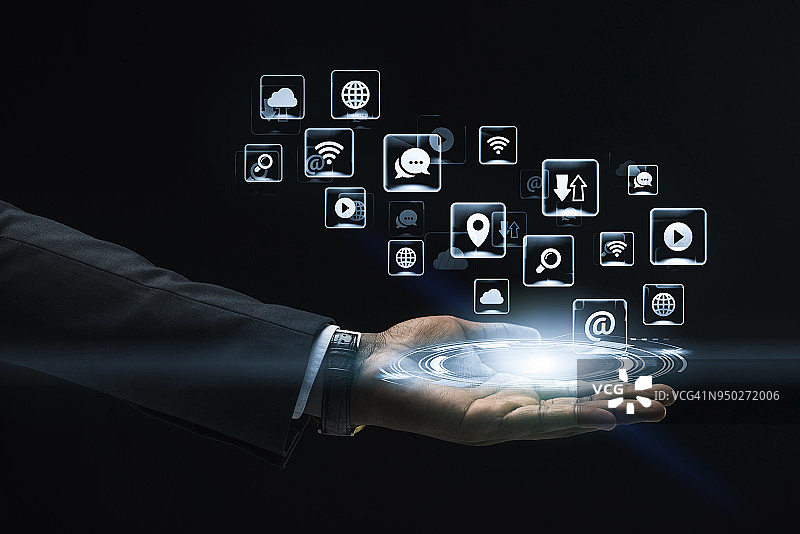 商人手持虚拟全息图抽象艺术图片素材
