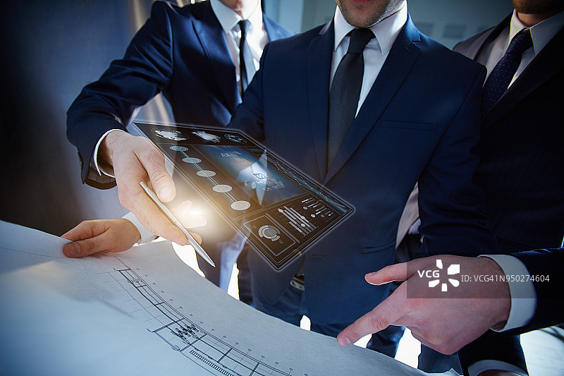 商务人士使用虚拟全息图处理蓝图的抽象图像:未来、创新、商业、技术、互联网和虚拟现实概念图片素材