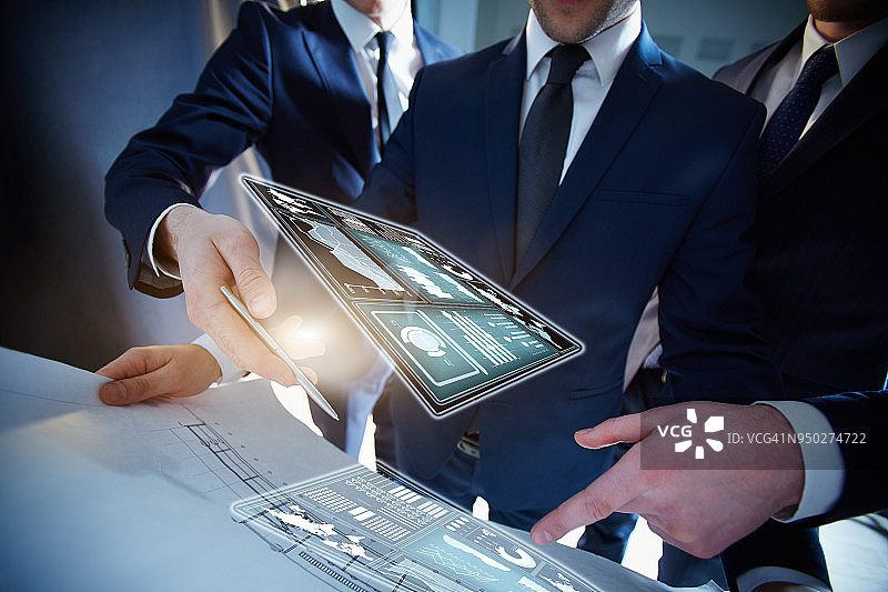 商务人士使用虚拟全息图处理蓝图的抽象图像:未来、创新、商业、技术、互联网和虚拟现实概念图片素材