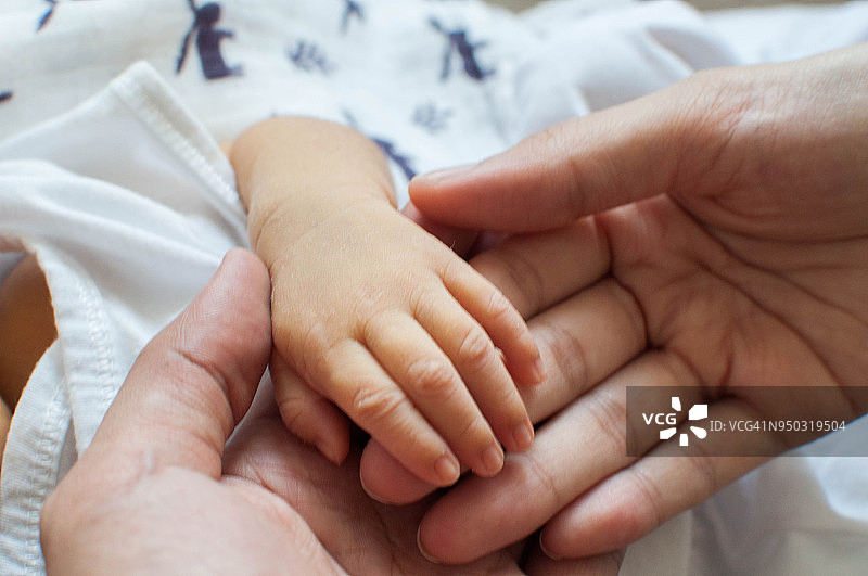 父亲和婴儿的手部特写图片素材