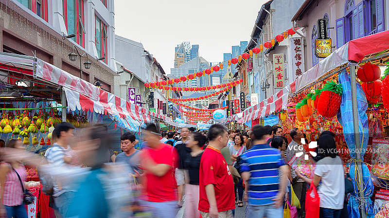 新加坡中国城里的中国新年，游客乐在其中图片素材