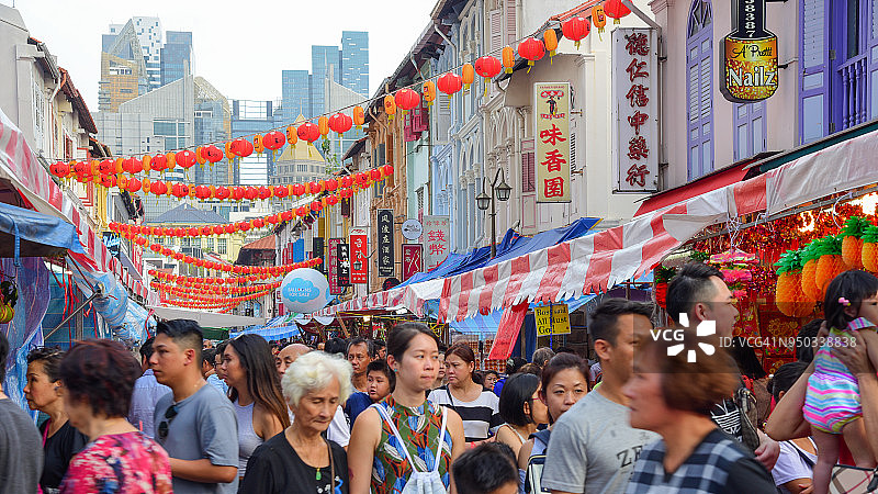 新加坡中国城里的中国新年，游客乐在其中图片素材
