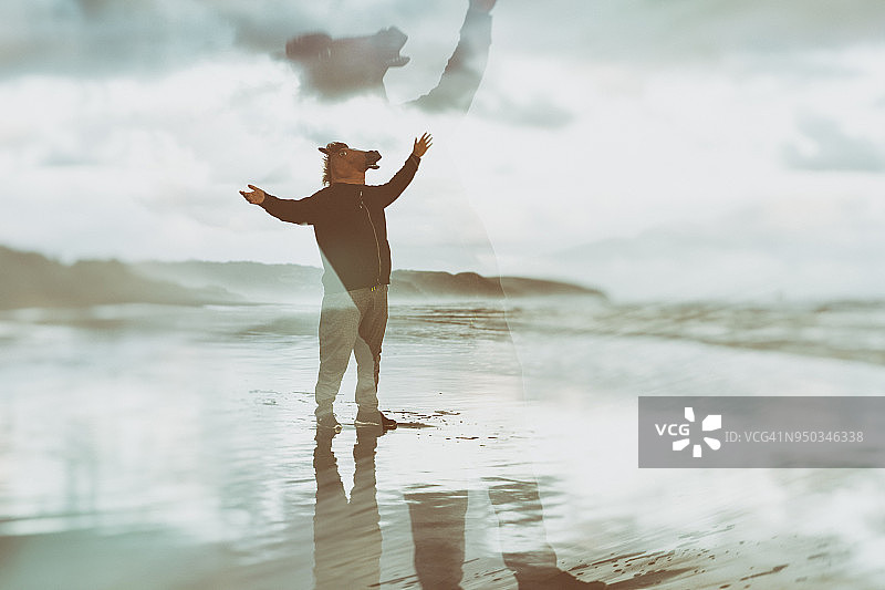 海滩上的马头人双重曝光图片素材