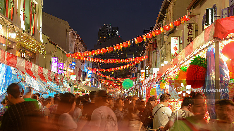 新加坡中国城里的中国新年，游客乐在其中图片素材