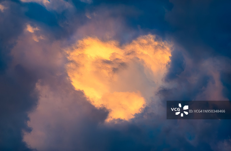 心形云朵图片素材