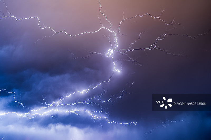 雷暴期间夜空中的闪电图片素材