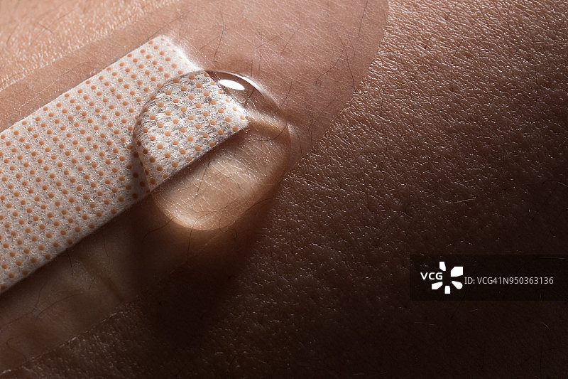 带水滴的防水胶布图片素材